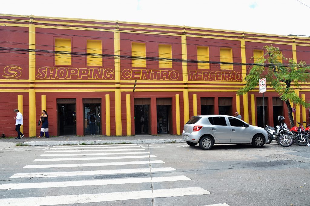 Shoppings populares funcionam normalmente nesta sexta-feira e suspendem atividades no sábado de São João