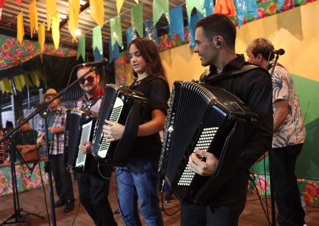 Domingo de encerramento com os trios Forró Vicentão e Rai Bezerra na Vila do Artesão
