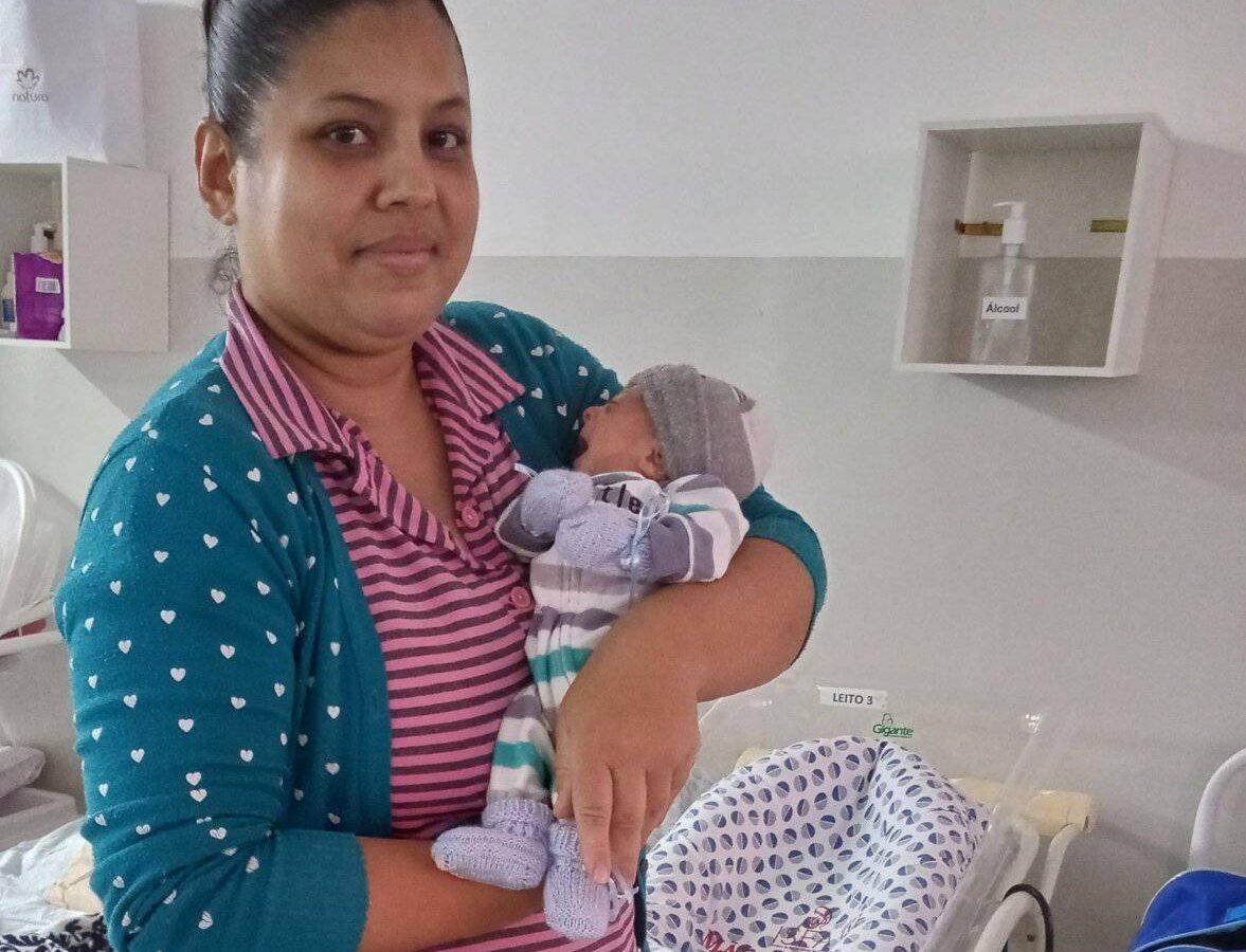 Prematuro extremo que nasceu no ISEA recebe alta após quatro meses e mãe escreve carta à equipe da maternidade