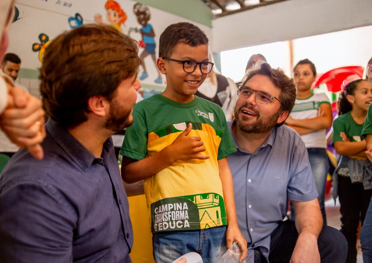 Olhar Campina: Bruno entrega 400 óculos de grau a estudantes da Rede Municipal
