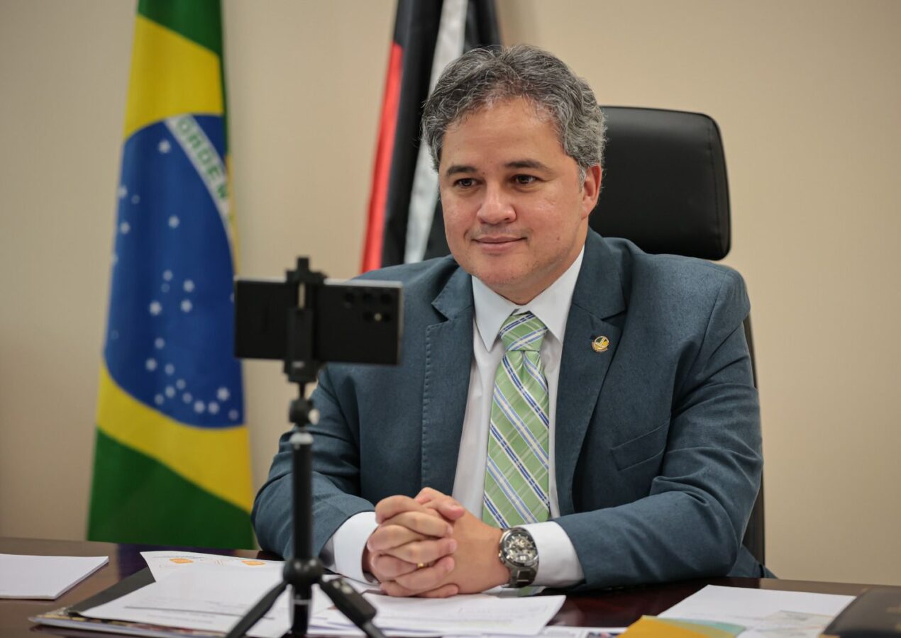 Mídia nacional destaca liderança de Efraim no ranking dos melhores parlamentares do Brasil