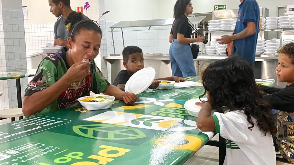 População comemora inauguração do Restaurante Popular Prato do Povo, no Distrito dos Mecânicos