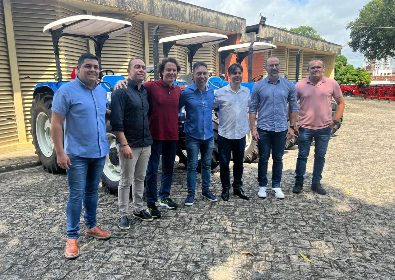 Veneziano entrega equipamentos agrícolas a cidades do Brejo, Cariri e Sertão, junto com o deputado Fábio Ramalho