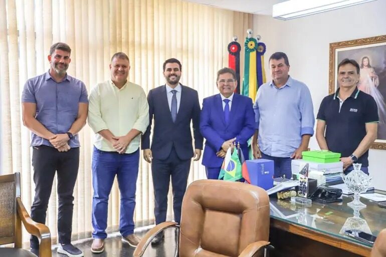 Adriano e presidente da FAMUP convidam prefeitos para sessão sobre redução do FPM