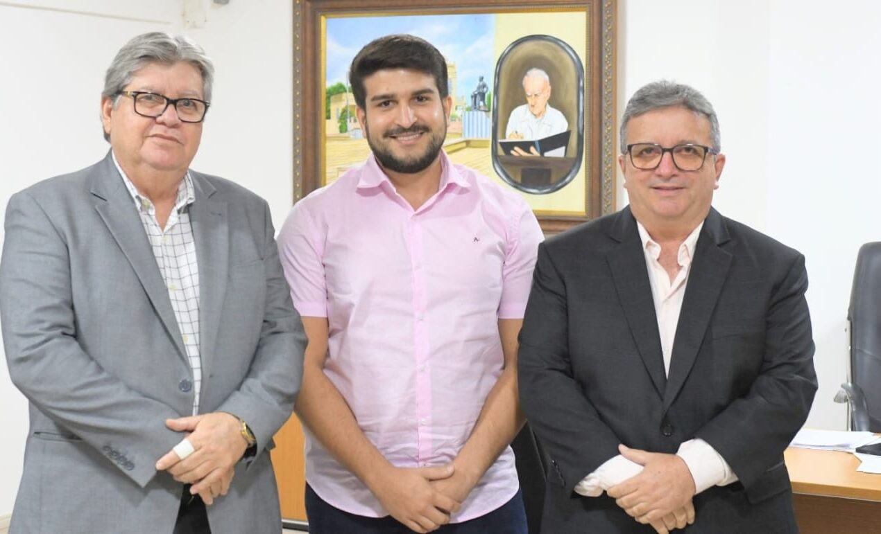 Após pedido de Arthur Vieira, João Azevêdo garante que Riacho dos Cavalos será contemplada pelo programa de travessias urbanas e entrega de ônibus escolares