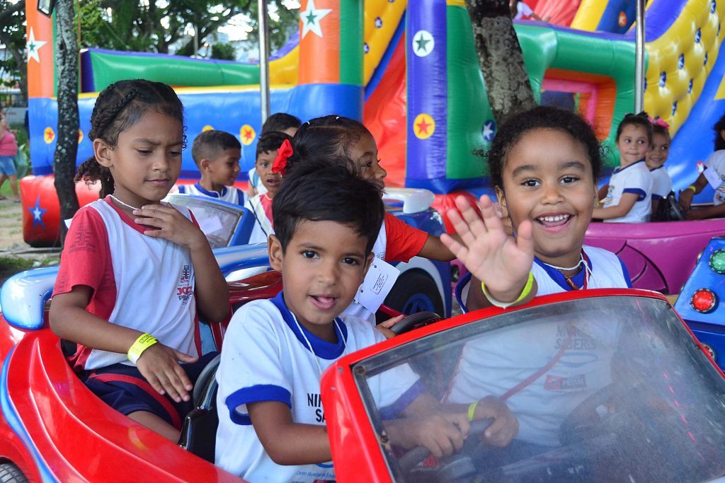 Alunos da rede municipal e crianças moradoras de residenciais aproveitam tarde de lazer em parque de diversões