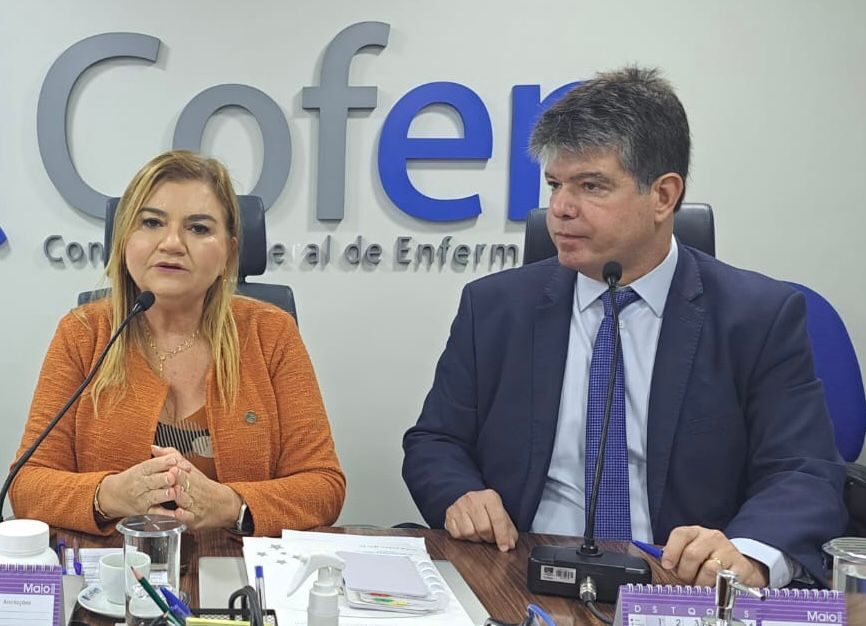 Presidente do Conselho Federal de Enfermagem presta homenagem a Ruy pela luta em defesa do piso da categoria