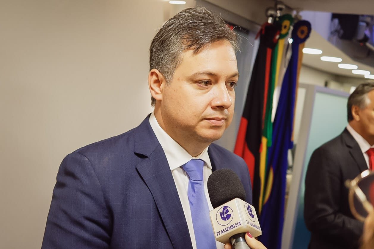 Lei do deputado Júnior Araújo que estabelece critérios para coberturas jornalísticas de atos violentos em escolas é Sancionada na Paraíba