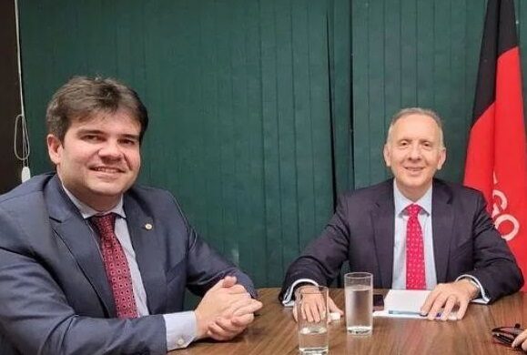Eduardo Carneiro parabeniza Aguinaldo Ribeiro por prêmio como melhor deputado federal do Brasil e destaca capacidade de trabalho e articulação do parlamentar
