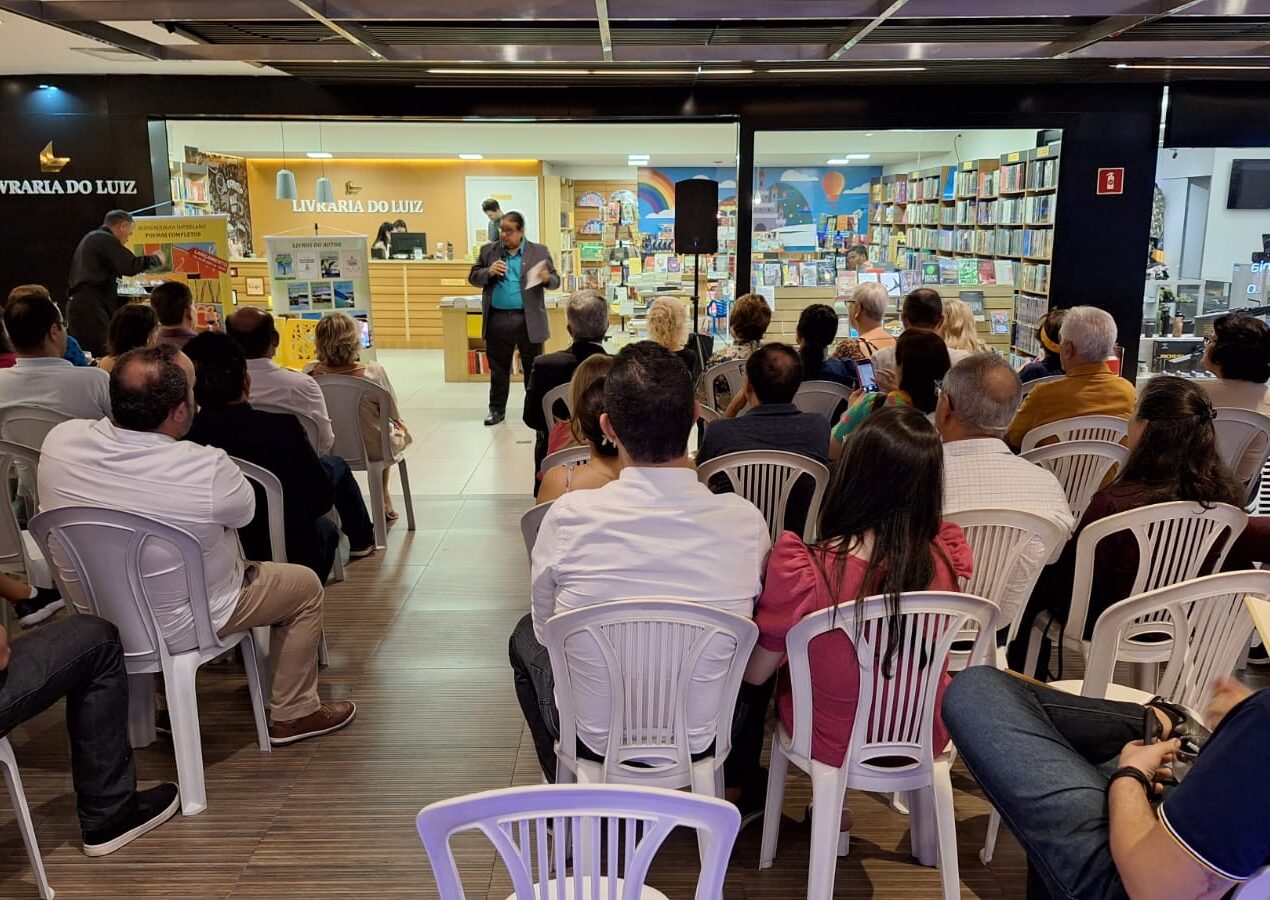 Autor celebra sucesso no lançamento de livro de poesias e anuncia nova obra gênero