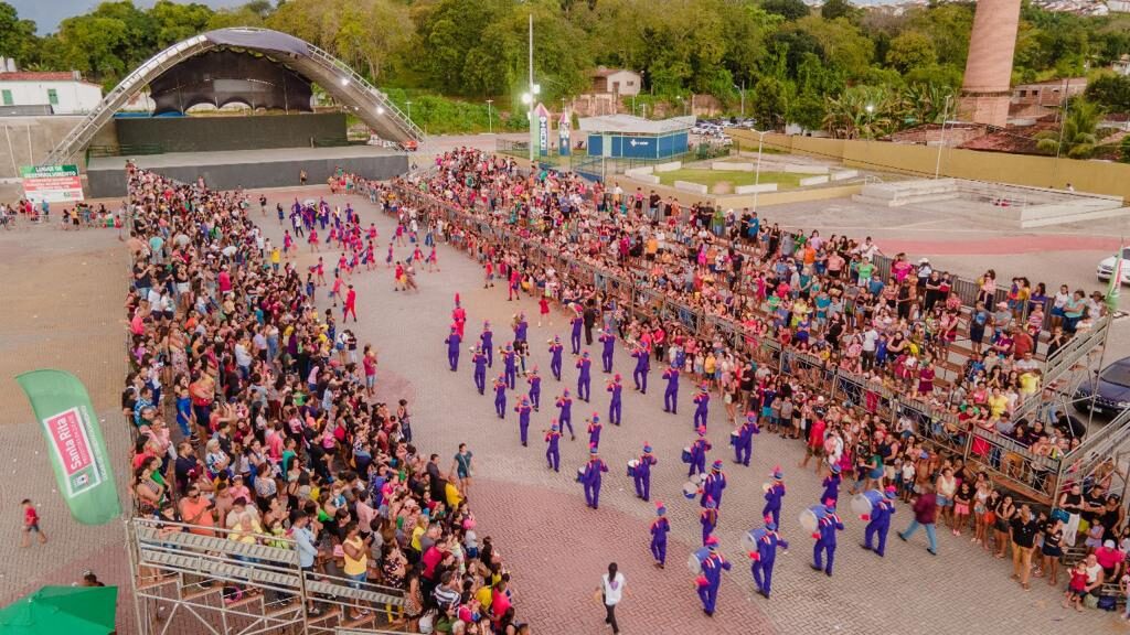 População lota arquibancadas para celebrar tradicional desfile cívico em Santa Rita