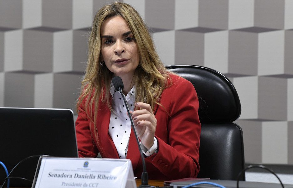 Em nota, Daniella Ribeiro repudia violência de gênero do senador Veneziano durante entrevista à imprensa