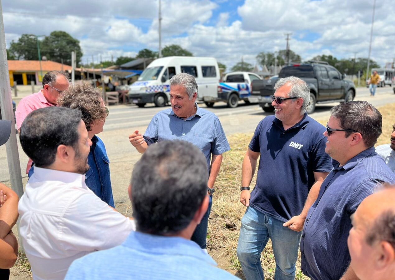 Ao lado do superintendente do DNIT, Veneziano confirma R$ 41 milhões para recuperação da BR-104, de Campina Grande até Pernambuco