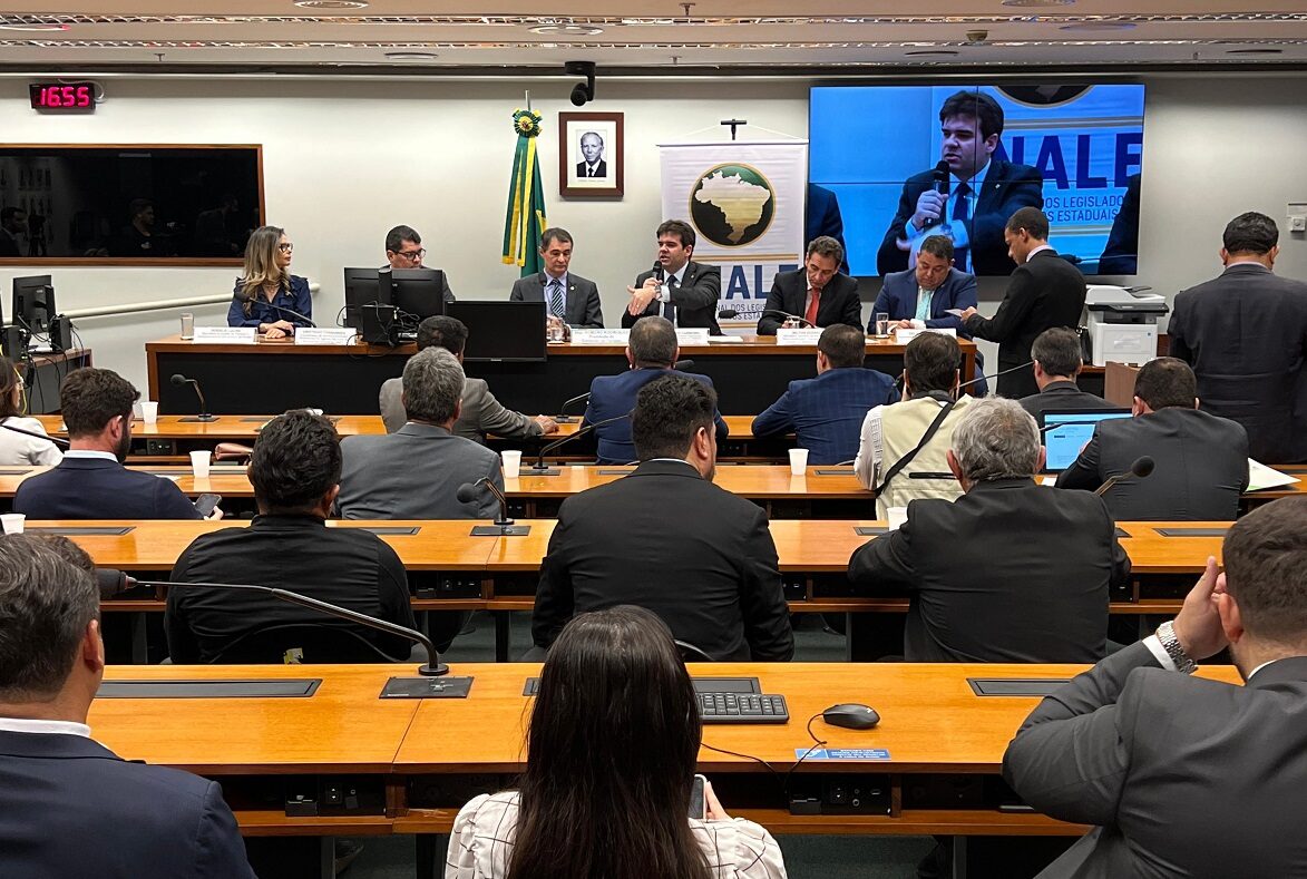 Em audiência na Câmara Federal, Eduardo Carneiro defende redução nos preços de passagens aéreas para impulsionar turismo