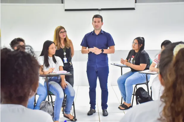 Deputado Michel Henrique propõe isenção de ICMS para professores na aquisição de notebooks e smartphones, na Paraíba