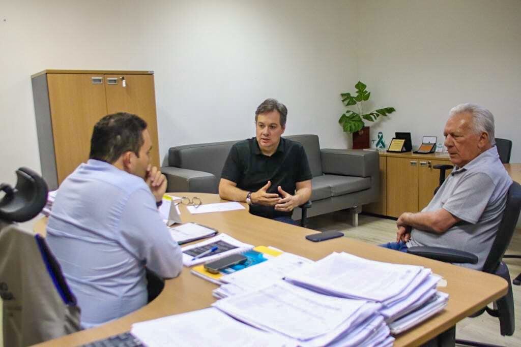 Júnior Araújo e Prefeito Zé Aldemir buscam ações para Cajazeiras em reunião na Secretaria de Saúde do Estado