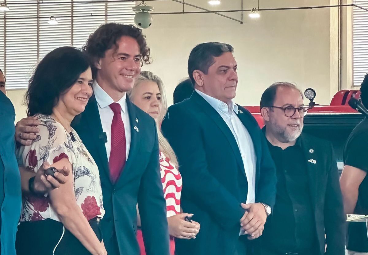 Ao lado de Veneziano, Ministra da Saúde entrega ambulâncias e equipamentos a prefeituras paraibanas, fruto de emendas parlamentares