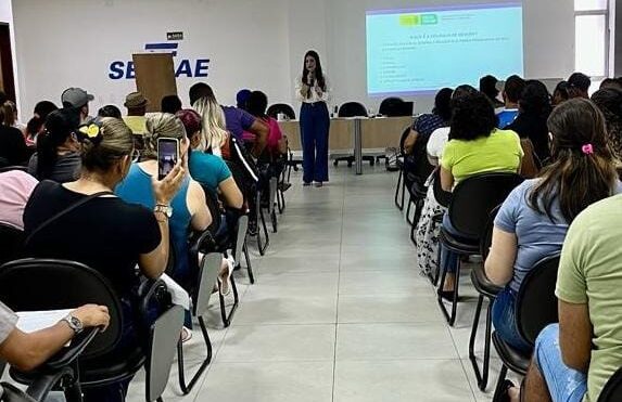 Coordenadoria da Mulher de Campina Grande treina comerciantes para orientar sobre como agir em casos de violência contra a mulher durante o Natal Iluminado