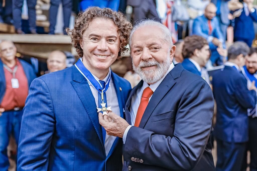 Lula entrega a Veneziano a condecoração da Ordem do Rio Branco, a mais alta concedida pelo governo federal