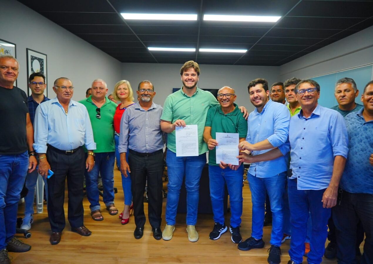 Bruno sanciona lei que amplia as alternativas de uso de veículos pelos 583 taxistas de Campina Grande