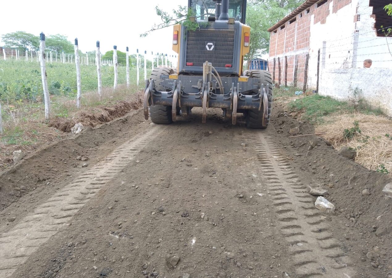 Prefeitura de Campina Grande realiza limpeza de estradas e corte de terra em comunidades rurais