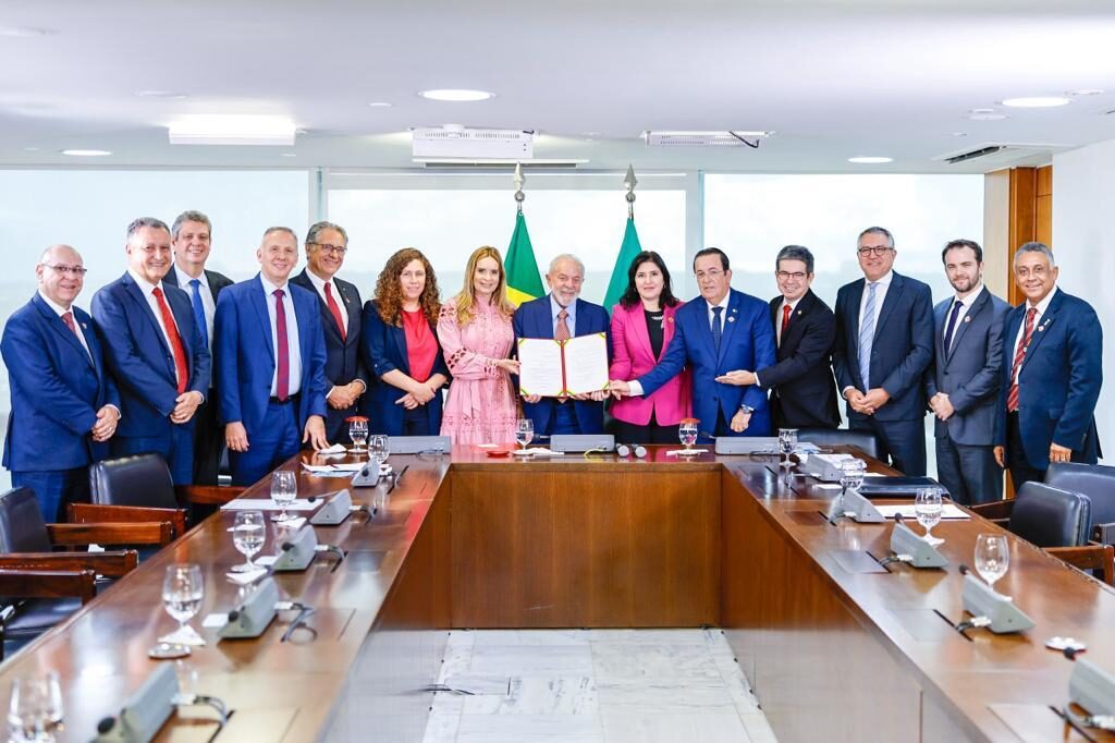 Em Brasília: Ao lado do presidente Lula, senadora Daniella Ribeiro participa de cerimônia de sanção da LOA 2024