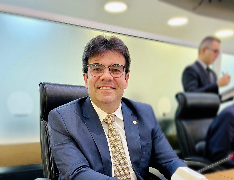 Eduardo Carneiro apresenta projeto que institui política de apoio e tratamento para pessoas diagnosticadas com câncer durante gravidez e puerpério