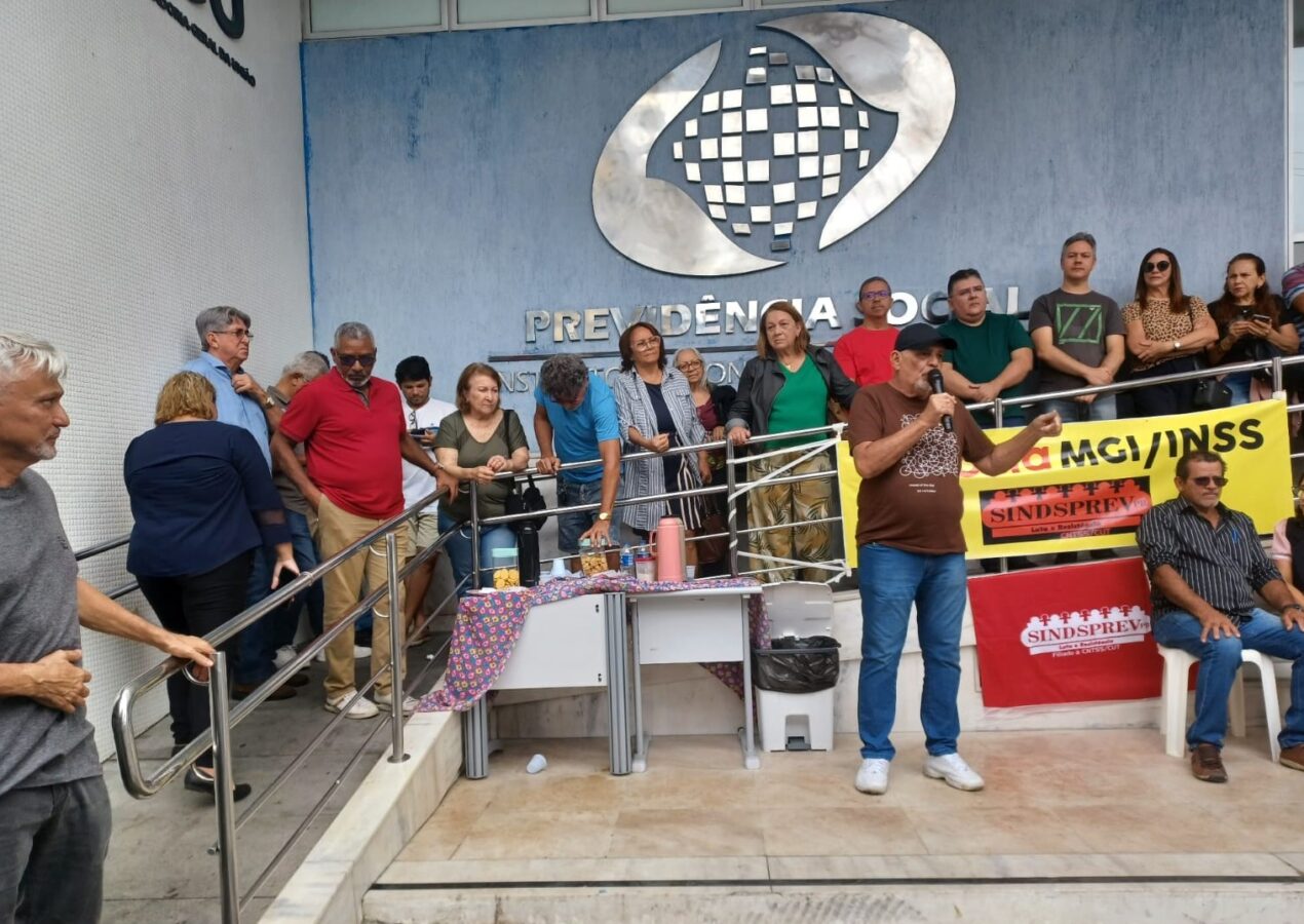 Servidores do INSS realizam ato público e paralisam atividades por um dia