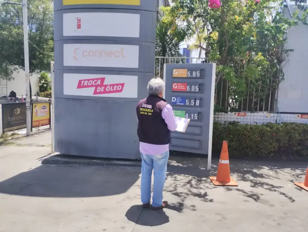 Procon-JP encontra diferença de R$ 0,26 no preço do litro da gasolina comum