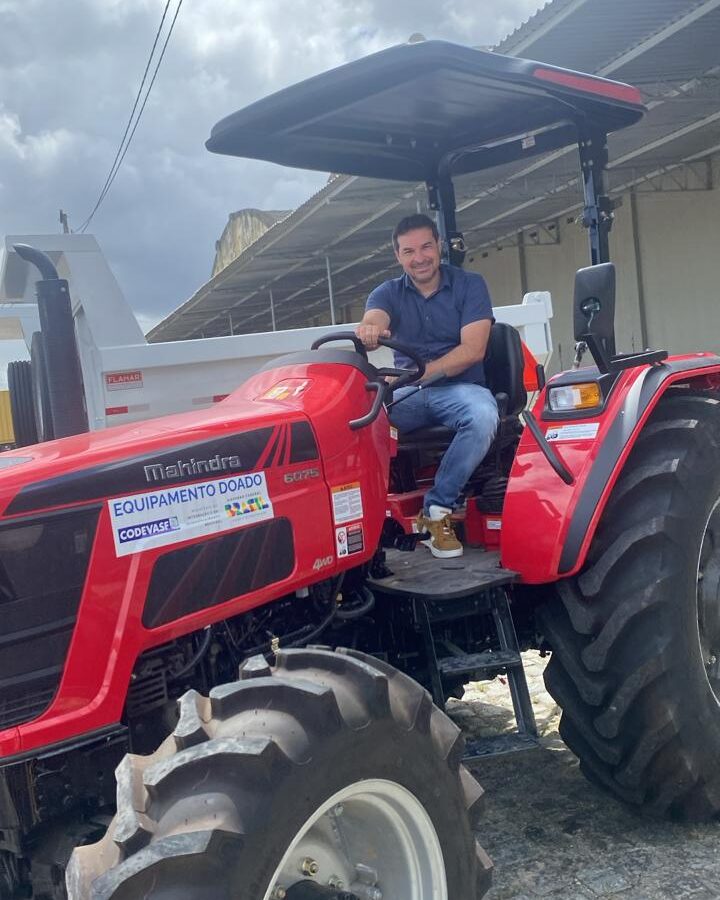 Prefeito Serginho Lima destaca empenho de Murilo Galdino para beneficiar município com caminhão e trator