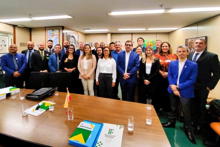 Gervásio Maia recebe reitora do IFPB em Brasília e discute emendas para instituição