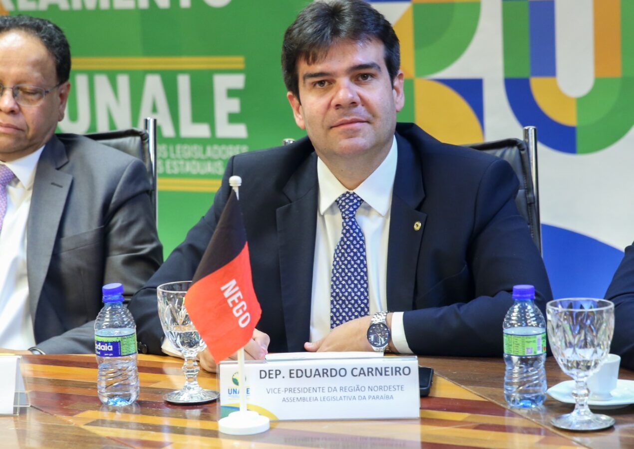 Deputado Eduardo Carneiro toma posse como vice-presidente da Unale, durante solenidade em Brasília