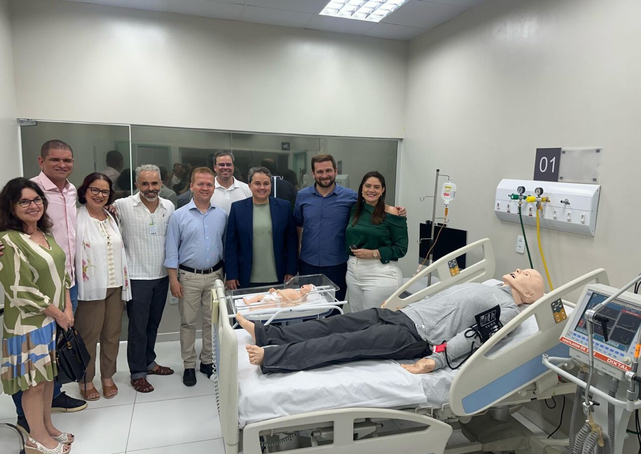 Senador Efraim Filho entrega simuladores de alta tecnologia ao Hospital Universitário Lauro Wanderley
