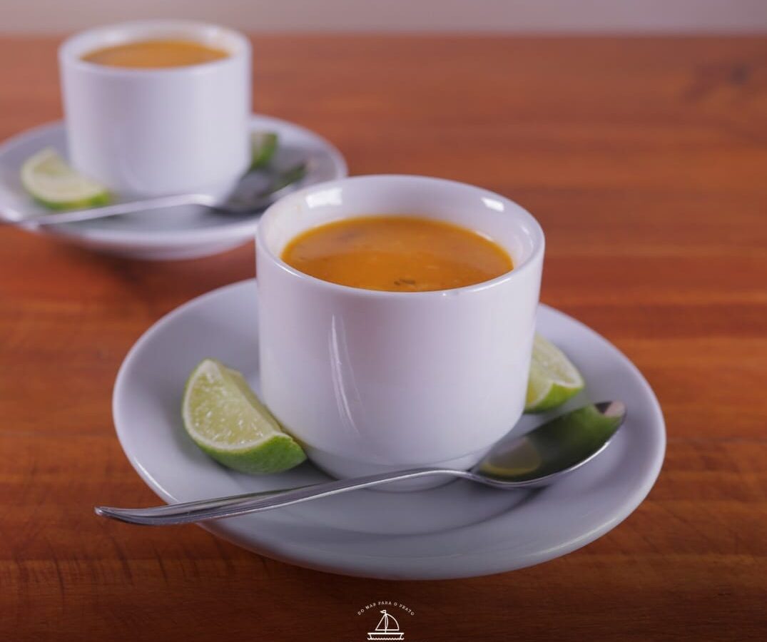 Aprecie o sabor inconfundível do caldinho de peixe no Estaleiro Restaurante; de segunda a sexta a iguaria é cortesia da casa