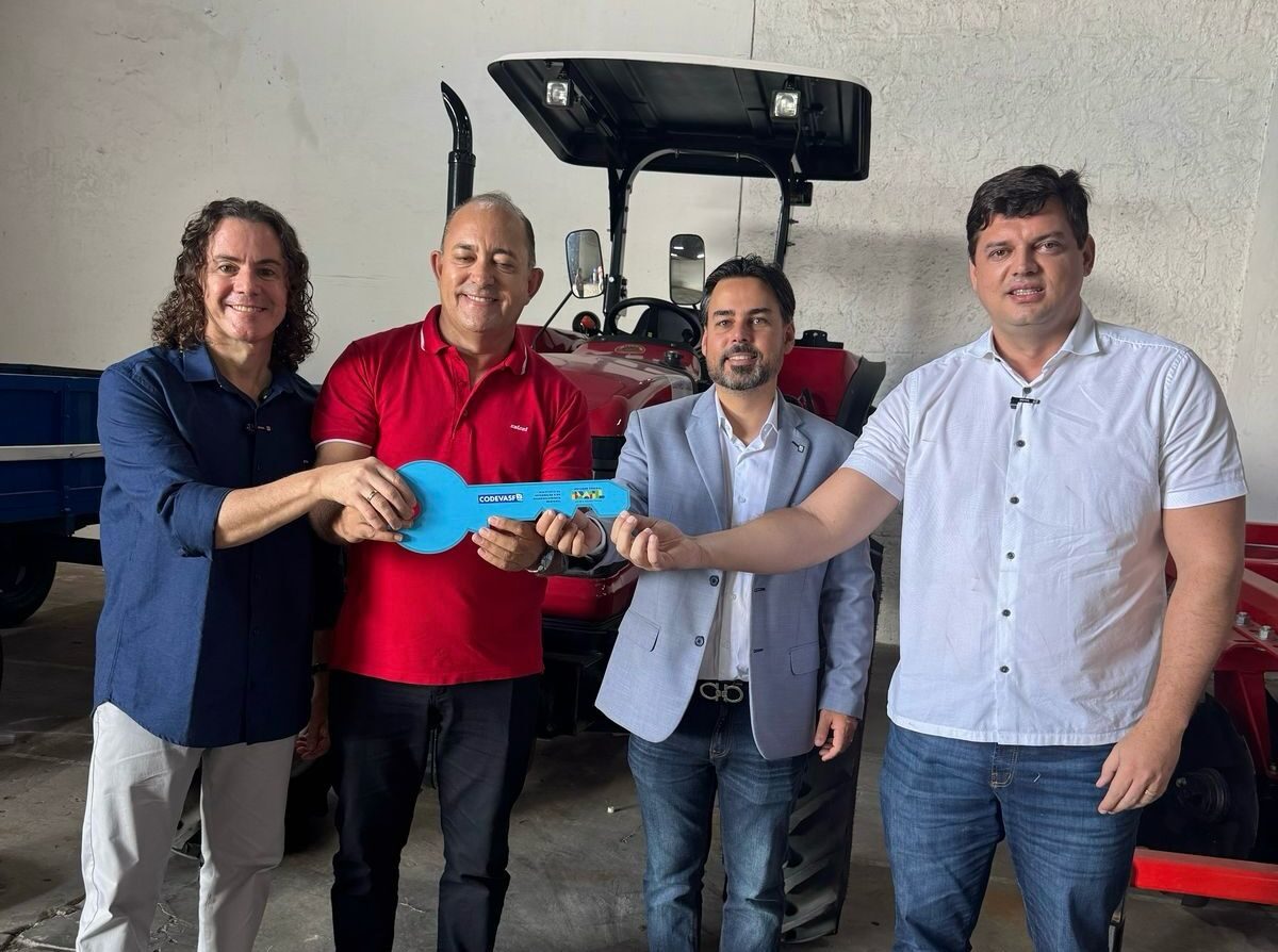 Ao lado do deputado Taciano Diniz, Veneziano entrega máquinas agrícolas para beneficiar a agricultura familiar no Vale do Piancó