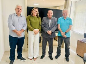 Prefeita e vice-prefeito de Monteiro são recebidos por chefe de gabinete do governador