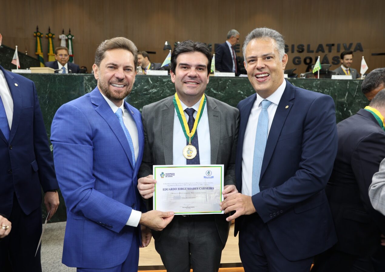 Eduardo Carneiro recebe a maior honraria da Assembleia Legislativa de Goiás