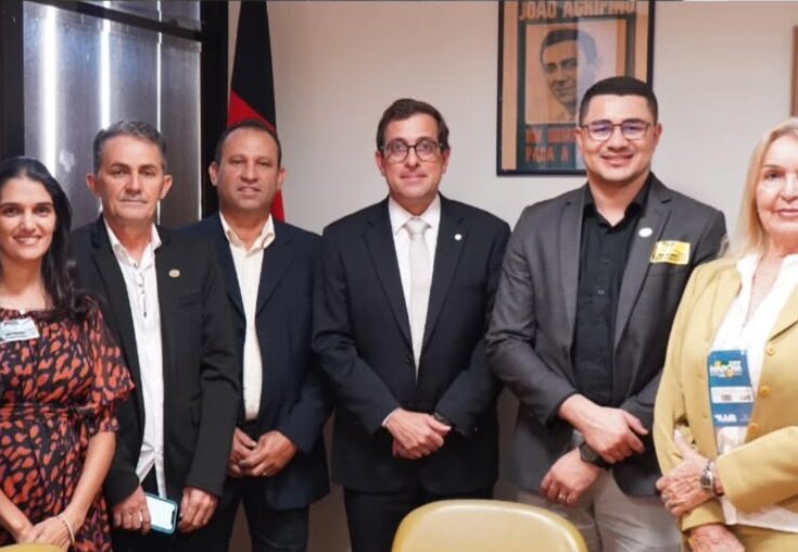 Gervásio fortalece diálogo com legislativo municipal paraibano durante Marcha dos Vereadores