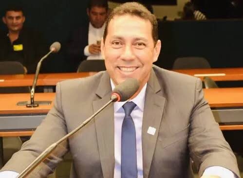 Justiça suspende processo de cassação do prefeito Léo Bandeira em Lucena