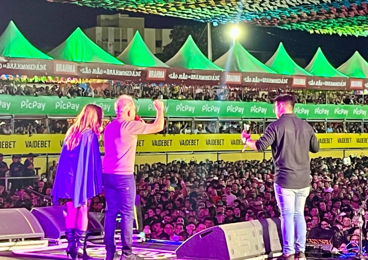 Prefeito Nabor anuncia Festival da Galinha durante quarta noite do São João de Patos