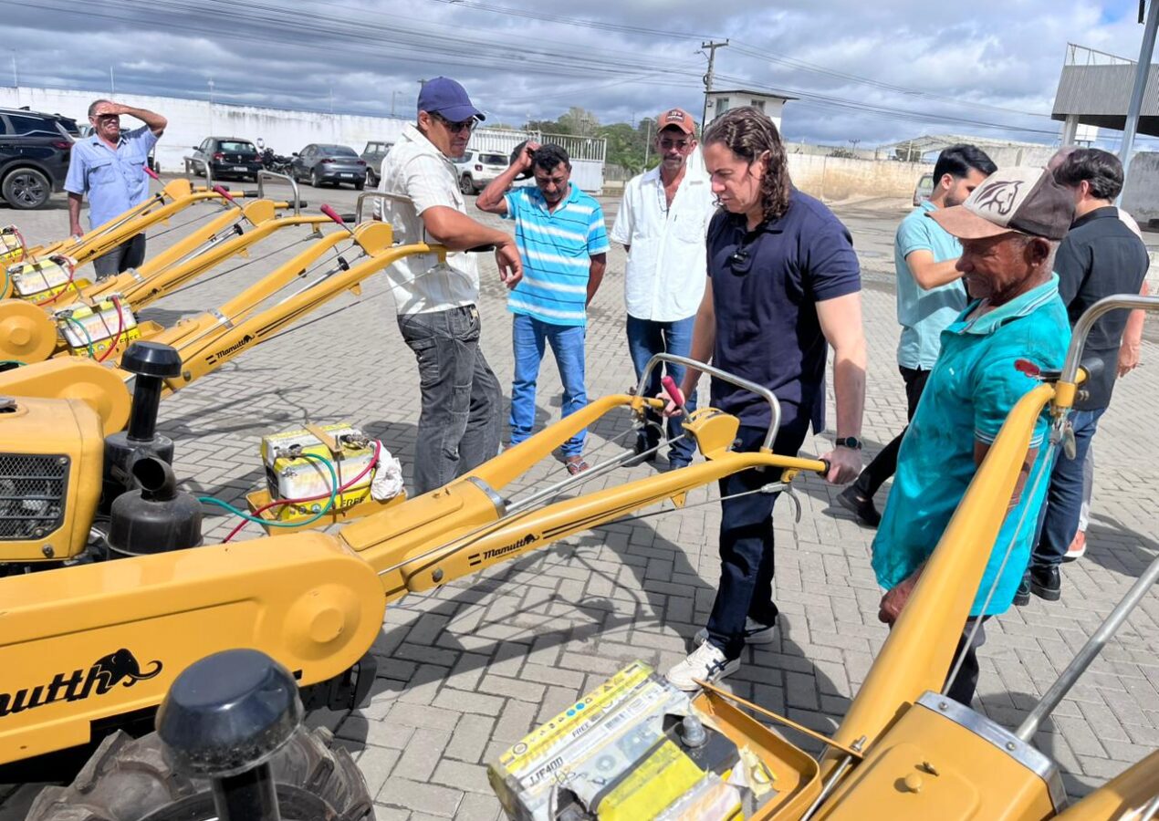 Veneziano entrega máquinas junto com a Codevasf, em benefício direto a agricultores familiares de Campina Grande