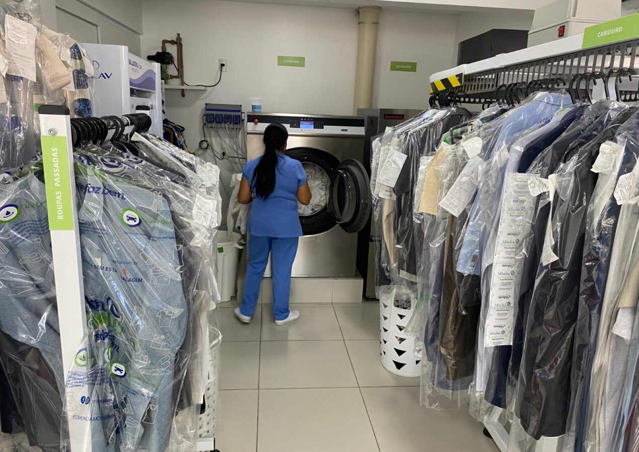 Roupas molhadas na chuva exigem cuidado: lavagem correta evita mofo, mau cheiro e problemas de pele