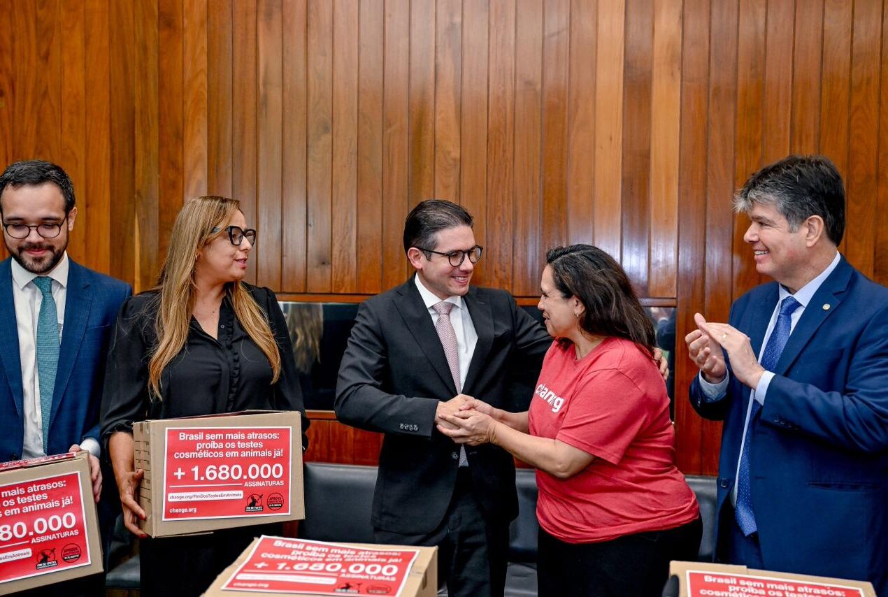 Ruy e Hugo Motta recebem 1,6 milhão de assinaturas em apoio a aprovação do projeto que estabelece fim de testes em animais