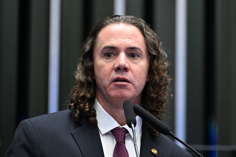 Líder da Maioria no Senado, Veneziano critica Trump por impor tarifa de 50% sobre exportações brasileiras a pedido de Bolsonaro