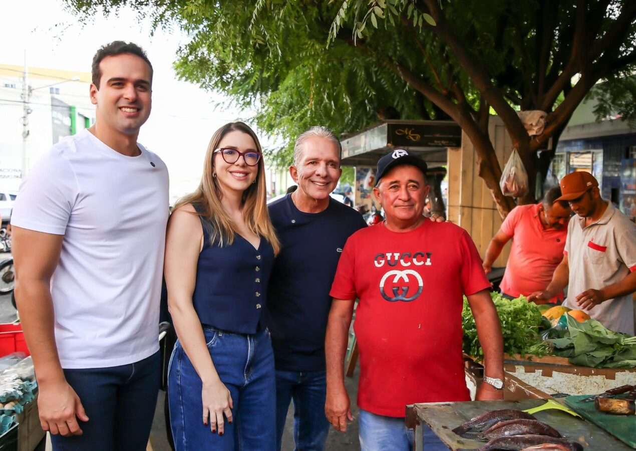 Vice-governador Lucas Ribeiro visita Patos e ouve os feirantes e população ao lado do prefeito Nabor e Olívia