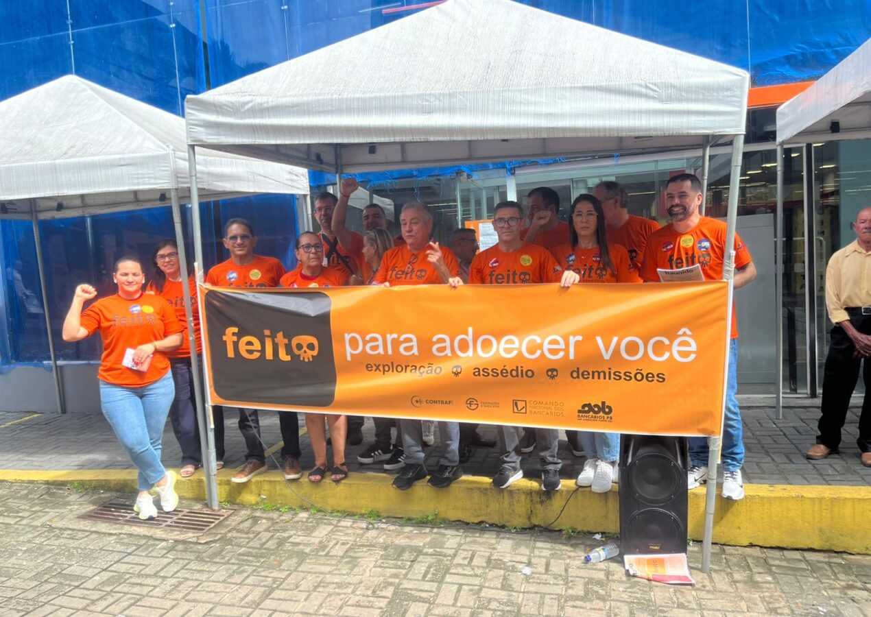 Sindicato dos Bancários realiza paralisação em agência do Itaú no Centro de João Pessoa contra fechamento de unidades