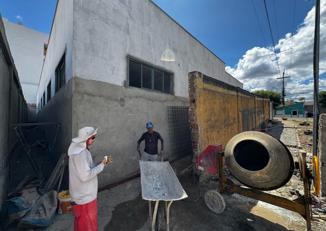 Prefeito Nabor visita obras do novo Centro de Educação Infantil Alzira Nóbrega em Patos