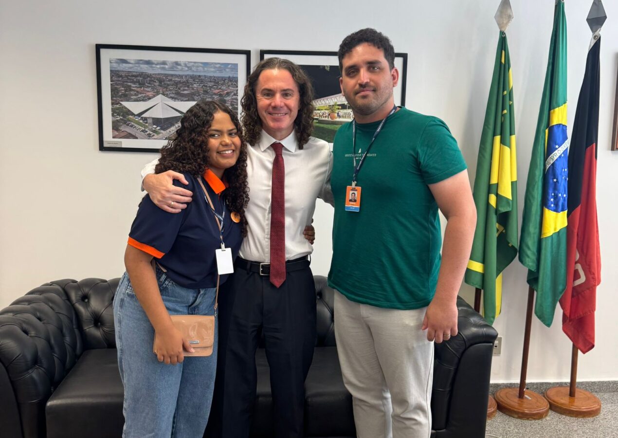 Veneziano recebe ‘Jovem Senadora’ paraibana e ressalta a importância de concurso que “elege” representantes de todos os estados