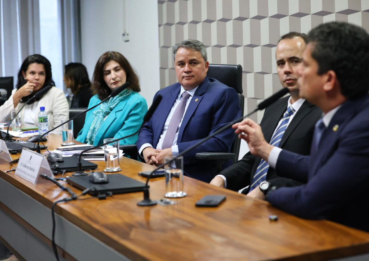 “Nossos bens mais preciosos, não estão em bancos, estão nas escolas”, disse Efraim ao liderar debate no Senado sobre combate à violência nas escolas