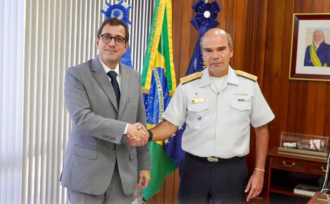 Gervásio Maia discute LDO e qualificação de civis em encontro com comandante da Marinha